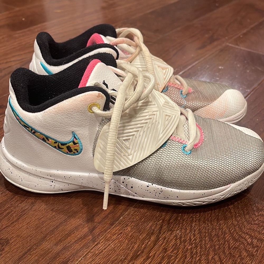Nike Children's KYRIE FLYTRAP III Shoe Sneakers, Pre-worn, size 3